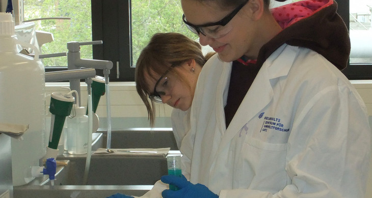 zwei Mädchen beim Experimentieren im Labor des Umweltforschungszentrums Leipzig