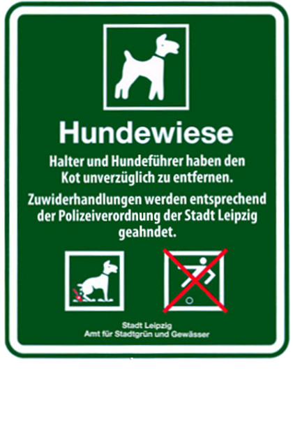 Grünes Schild mit der Aufschrift: Hundewiese. Hier dürfen Hunde ohne Leine frei laufen.