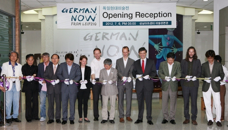 Das Band zur Eröffnung der Ausstellung Neue Leipziger Schule in Seoul wird von einer Personengruppe zerschnitten