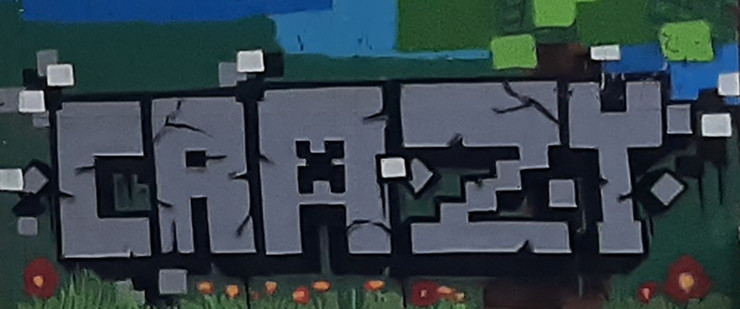 Sprayer haben den Schriftzug Crazy mit grauer Farbe an eine Wand gesprüht. Der Hintergrund ist mit einem Baum und blauem Himmel gestaltet.