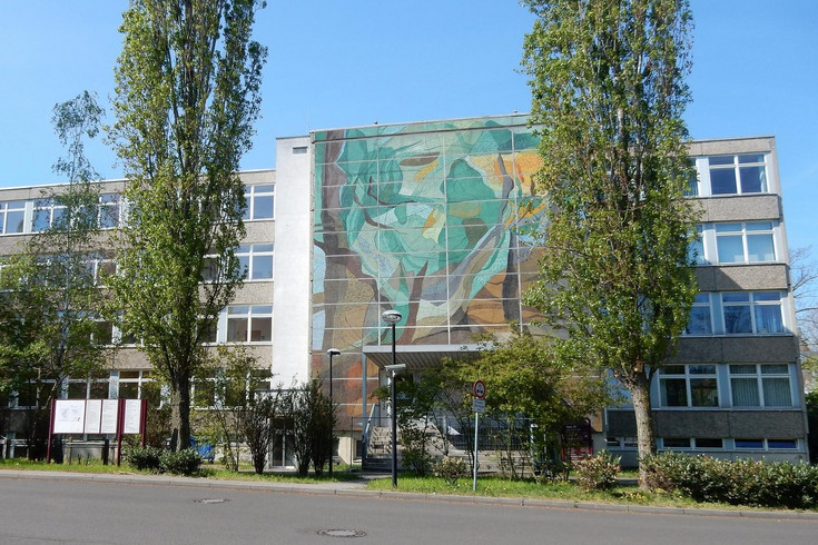 Blick auf den Risalit mit Mosaik am Haupteingang der Medizinischen Berufsfachschule am städtischen Klinikum St. Georg.