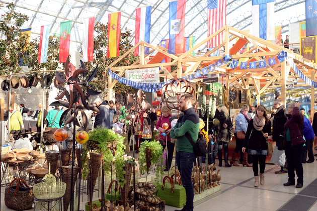 Impressionen von der traditionellen Markthalle der Messe Haus-Garten-Freizeit mit vielen Messebesuchern.