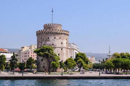 Weiße Turm von Thessaloniki an der Hafenpromenade.