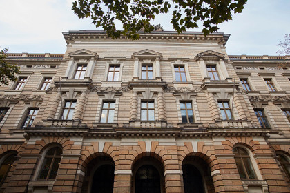 Außenansicht der rreich mit Stuck verzierten Fassade der Hochschule für Musik und Theater „Felix Mendelssohn Bartholdy“ Leipzig