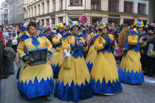 Frauengruppe in opulenten blau-gelben Kostümen beim Leipziger Rosensonntagsumzug