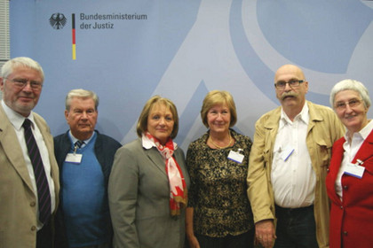 Foto der Leipziger Seniorensicherheitsberater und Bundesjustizministerin Sabine Leutheusser-Schnarrenberger zum Tag des Ehrenamts am 26. Juni 2013 in Berlin.