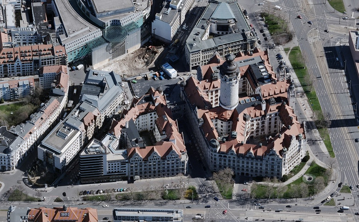 Schrägluftbild mit Blick von Westen nach Osten auf das Neue Rathaus in Leipzig.