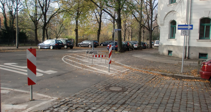 Sperrfläche in der Brockhausstraße/Oeserstraße mit Fahrradbügeln