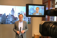 Eine Videokamera filmt Oberbürgermeister Burkhard Jung bei einer Videoansprache