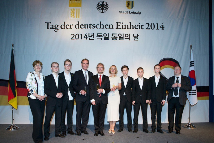 Botschafter Mafael und Leipziger Delegation posieren für Foto auf der Hauptbühne des Abends