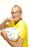 Jürgen Zielinski, Leipzigs Botschafter zur UEFA EURO 2024, hält einen Fußball in der Hand.