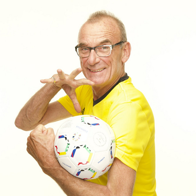 Jürgen Zielinski, Leipzigs Botschafter zur UEFA EURO 2024, hält einen Fußball in der Hand.