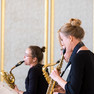 Zwei Saxophonistinnen mit ihren Instrumenten