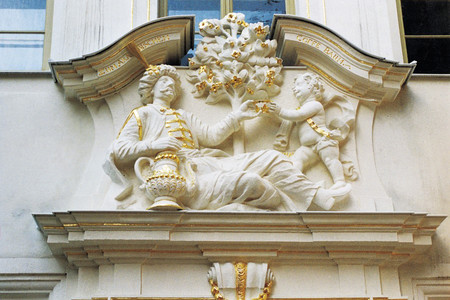 Portal über dem Eingangsbereich des Coffe Baum mit einem Engel und einem orientalische geleideten Mann