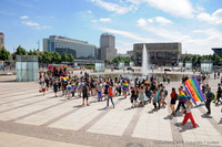 Eine große Gruppe Menschen läuft über den Augustusplatz. Viele haben Regenbogenfahnen in der Hand.