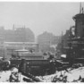 Stark zerstörter Markplatz in Leipzig mit Blick auf das zerbombte Rathaus im Schnee