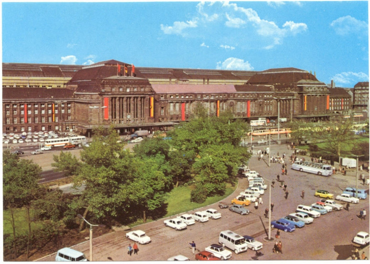 Die Abbildung zeigt den Leipziger Hauptbahnhof von Außen in den 1980ern.
