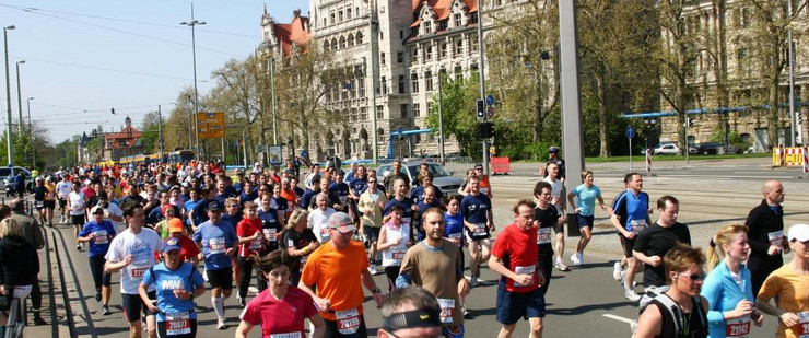 Läufer beim Leipzig Marathon vor dem Neuen Rathaus