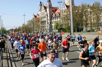 Läufer beim Leipzig Marathon vor dem Neuen Rathaus