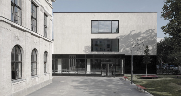 Der Neubau in klassisch-moderner Form bildet ein Ensemble mit der historischen Schule und hat den gleichen hellen Farbton erhalten.