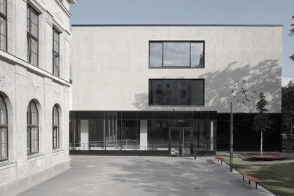 Der Neubau in klassisch-moderner Form bildet ein Ensemble mit der historischen Schule und hat den gleichen hellen Farbton erhalten.