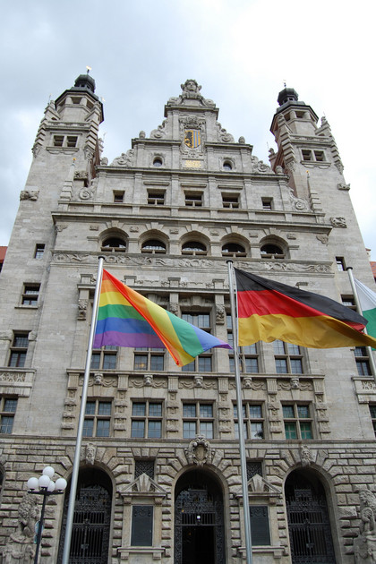 Farbfotografie, Regenbogenflagge vor dem Neuen Rathaus Leipzig