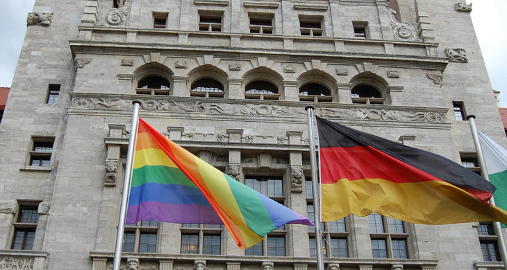 Farbfotografie, Regenbogenflagge vor dem Neuen Rathaus Leipzig