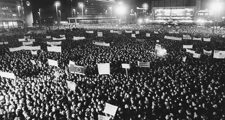 Schwarz-Weiß-Foto einer Demonstration in Leipzig im Herbst 89. Viele Menschen haben sich vor der Oper versammelt. Es sind Transparente zu sehen.