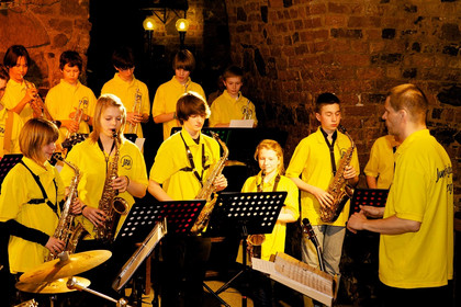 Eine Gruppe von jungen Musikern spielt als Bigband in der Moritzbastei Leipzig.