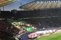 RB Leipzig Fankurve im Berliner Olympiastadion mit vielen Fußballfans.