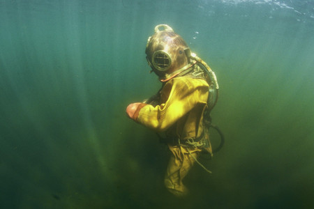 Taucher mit Helm unter Wasser im Cospudener See