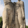 Kalksandsteinskulptur: Zwei Frauen stehen nebeneinander