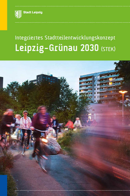 Abgebildet ist der Titel der Broschüre Grünau Integriertes Stadtteilentwicklungskonzept 2030 mit einem Foto von Fahrradfahrern vor einem Plattenbau
