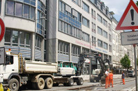 Hinweisschilder und Baustellengeschehen auf der Eisenbahnstraße im Sommer 2015
