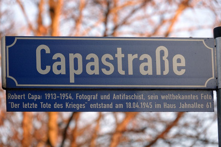 Straßenschild Capastraße mit Erklärtext zum Straßennamen.