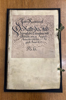 Frontseite eines hellen Pergamenteinbands mit schwarzer handschriftlicher Verziehrungechnungen für das Jahr 1644