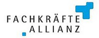 Logo der Fachkräfte Allianz, Schriftzug umspielt mit blauen Elementen/ Quadraten