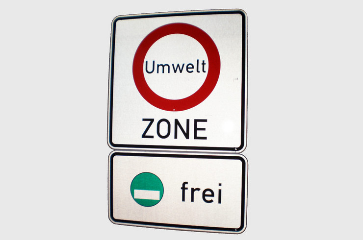 Verkehrszeichen Umweltzone mit Unterschild "mit grüner Plakete" frei.