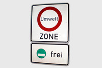 Verkehrszeichen Umweltzone mit Unterschild "mit grüner Plakete" frei.