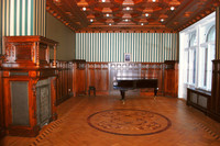 Blick in den holzgetäfelten Musiksalon der Edvard-Grieg-Begegnungsstätte