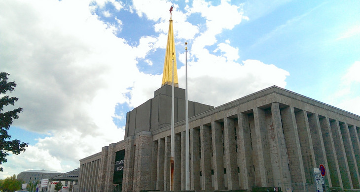 Blick auf den Sowjetischen Pavillon mit goldener Spitze