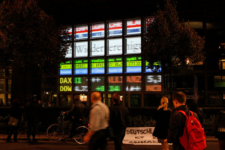 Video- und Textinstallation "Return on Investment" von Claudius Nießen an der Fassade des Commerzbank-Gebäudes am Dittrichring.