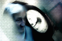 Verschwommenes Porträt einer alten Frau mit einer Uhr