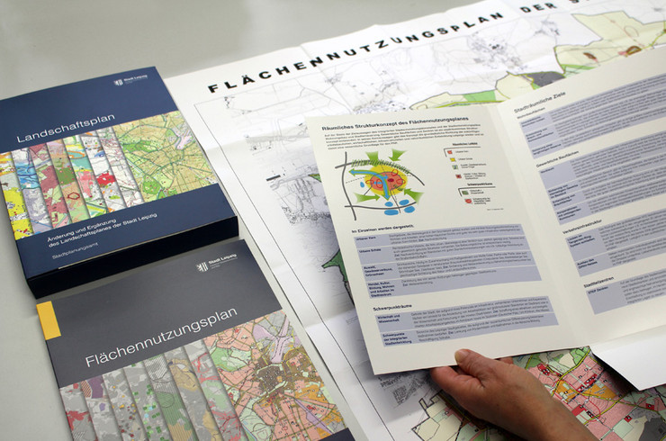 Blick auf die Informationsmappen zum Flächennutzungsplan und Landschaftsplan.