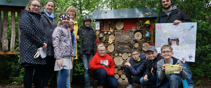 Schüler und Lehrer der Karl-Liebknecht-Grundschule eröffnen ein Insektenhotel