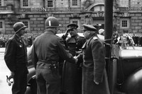 Zusammentreffen russischer und amerikanischer Offiziere am 1. Mai 1945 in Leipzig am Dittrichring. Bild in schwarz-weiß.