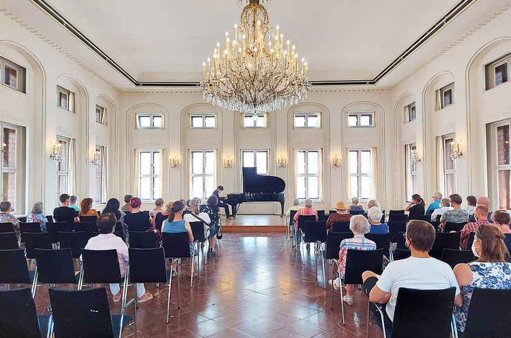 Festsaal der Alten Börse in Leipzig mit einem Klavierkonzert vor Zuschauern.