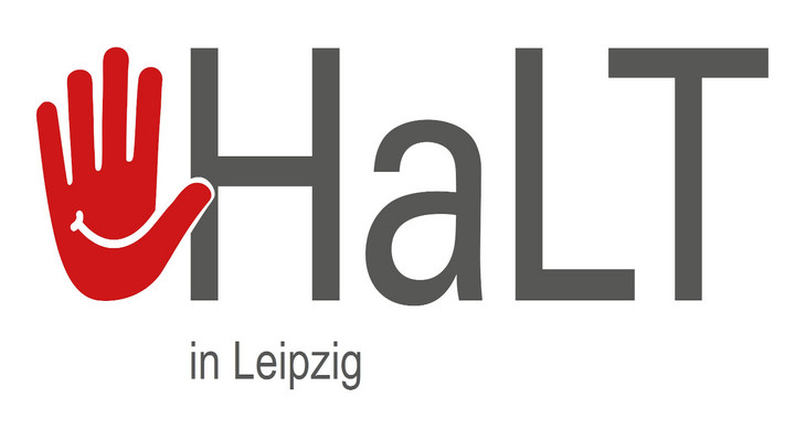 Schriftzug HaLT in Leipzig mit einer roten Hand an der linken Seite, die lächelt