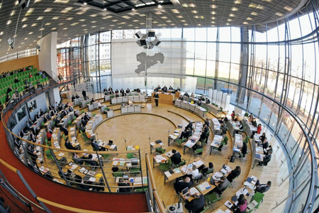 Blick von oben ins Plenum des Sächsischen Landetages mit Abgeordneten auf ihren Plätzen