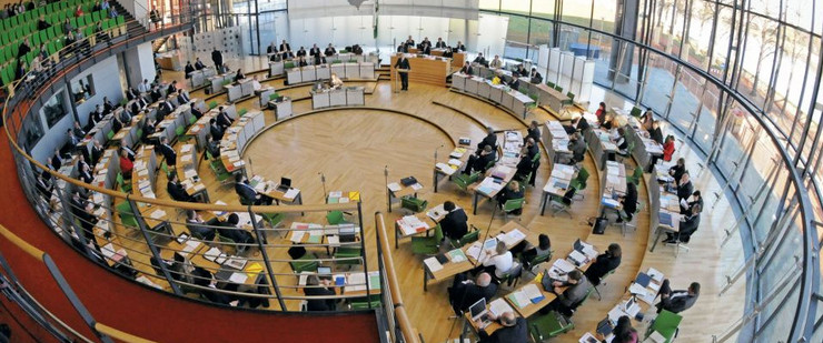 Blick von oben ins Plenum des Sächsischen Landetages mit Abgeordneten auf ihren Plätzen